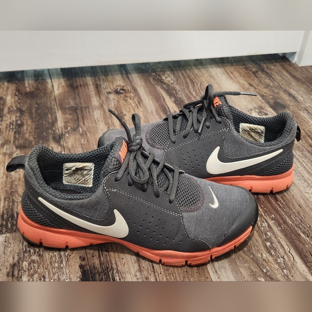 Nike Gray Athletic Trainers with Coral Sole